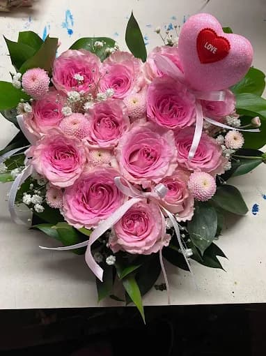 Rosa rosor med litet hjärta