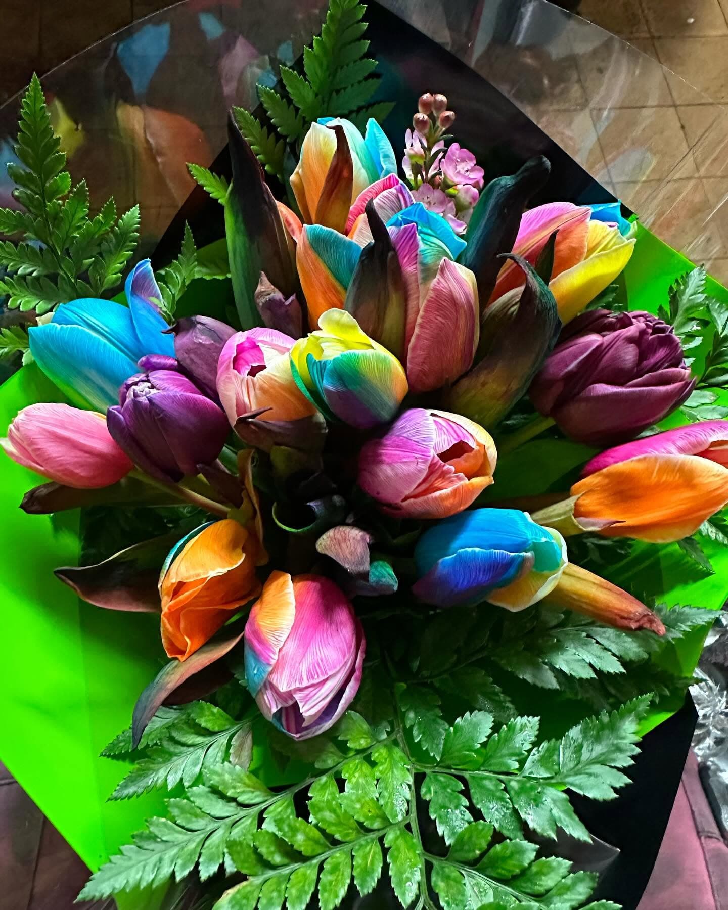 Färgglad bukett med regnbågstulpaner från Blommehörnan