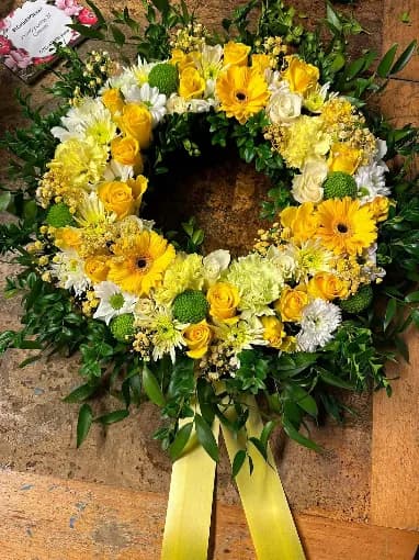 Sorgkrans i gult och vitt, bunden hos Blommehörnan